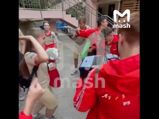 Пока ты ноешь, что нет деняк, два школьника из Читы два месяца играли в центре города на аккордеоне, чтобы накопить... (видео)