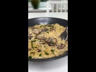 Ризони с грибами в сливочном соусе😍  Ингредиенты: - шампиньоны - 400 гр - лук - 1/2 шт  - чеснок - 1-2 зубчика  -... (видео)