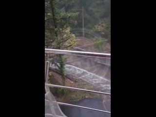 🌧 А вот и обещанная непогода в Сочи.   Погода поменялась за считанные минуты, пишут в соцсетях. От штормового ветра на... (видео)