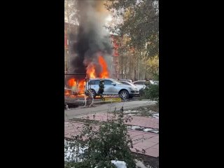 В Новосибирске сгорел автомобиль и пострадали соседние   Инцидент произошел на улице Новогодней, 17. Очевидцы сообщили,... (видео)