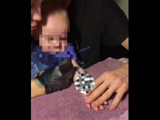 Родители набили своему годовалому сыну татуировку с надписью псевдонима скандального блогера Андрея Бурима «Mellstroy»... (видео)