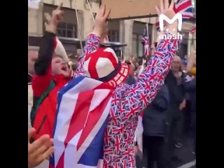 Митинги против приёма мигрантов из исламских стран в Лондоне — минимум 100 тысяч человек вышли на улицы с флагами... (видео)