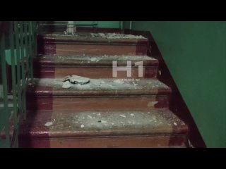 «В первом подъезде по адресу Московское шоссе 324 произошло обрушение штукатурки на потолке. Обслуживающая организация... (видео)