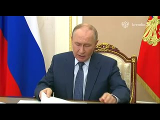 Путин провел совещание с правительством по развитию рыболовной отрасли.    Главные заявления президента:    📌 Россияне... (видео)