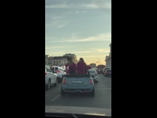 Моя бабка швырнула в них заточенный магнитик с Крупской. Попала в шампанское. - Владимир Бабкин