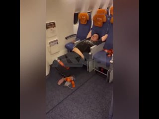 Рейс из Москвы в Дубай компании "Аэрофлот" пришлось экстренно сажать в аэропорту Баку. Все из-за неадекватного... (видео)