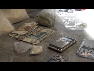 В Петербурге сотрудники Управления по контролю за оборотом наркотиков ГУ МВД при силовой поддержке Росгвардии задержали... (видео)