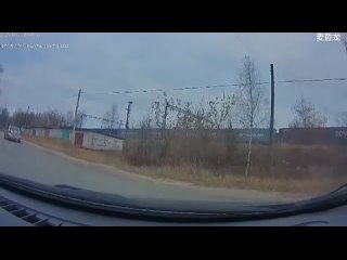 «Девчонки, ну смотрите на знаки! Не одни на дороге. Хорошо, что я успел затормозить», — пишет балахнинский водитель. (видео)