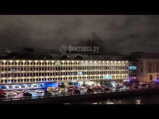 На Фонтанке дымился Лениздат – во дворе горела пристройка.   Клубы дыма окутали небо над БЦ "Лениздат" в восьмом часу... (видео)