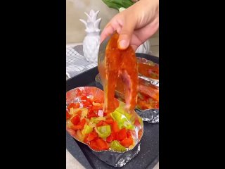 Рыбка с овощами в духовке😍  Ингредиенты: - форель - 3 кусочка - лук - 1 шт - болгарский перец - 2 шт - картофель - 2-3... (видео)