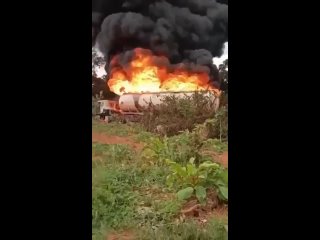 😡Боевики поджигают бензовозы в Мали на деньги из Европы  Радикальные боевики JNIM, получающие поддержку от Украины и... (видео)