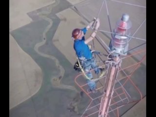 Альпинист Карл Шмидт делает захватывающую работу! Он поднимается на 457-метровую вышку в Южной Дакоте, чтобы просто... (видео)