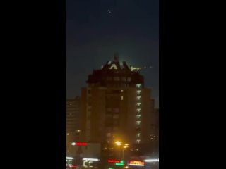 Астероид сгорел в атмосфере Земли ☄️  Красочное «зеленое» шоу видели жители центральной части России.  Объект с... (видео)