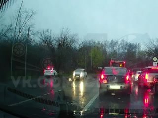 В ЖК «Цветы» мужчин решил объехать пробку, но испугался встречки и съехал в кювет (видео)