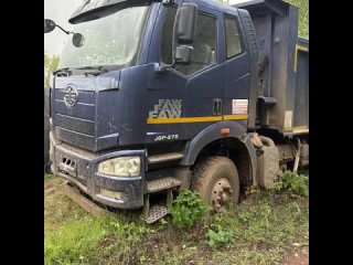 В Чите мужчина угнал самосвал ради поездки к возлюбленной.  26-летний житель Читы и бывший сотрудник карьера решил... (видео)