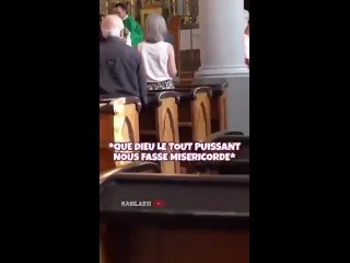 Во Франции мусульманин зашел в церковь во время службы и принялся совершать намаз. Так он высказал свою политическую... (видео)