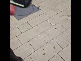 В жилом комплексе City Bay окно едва не лишило жизни прохожего.  С 50 этажа оно чуть не упало на человека. Мужчина... (видео)