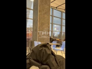 😡Малолетние негодники кошмарят посетителей фуд-корта в ТЦ «Небо».  Наш читатель рассказывает, что компашка детей там... (видео)