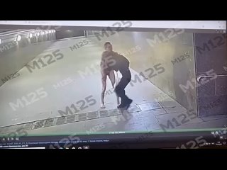 В переходе у парка Фёдорова голый мужик напал на девушку.  Неадекватный сбил жертву с ног и повалил на землю, но... (видео)