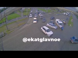 Проклятое место: два ДТП подряд произошло на перекрёстке Бебеля и Таватуйской.  Утром водитель на тёмном универсале... (видео)