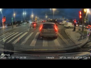 ГИБДД, обратите внимание на автора, проезжающего на желтый  сигнал светофора. Прав лишить стукачка, будет отлично - Валера Гречкин