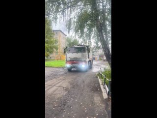 Двор Томина 83 в самом центре города, нет дороги от слова совсем, а еще нас давит «Чистый город», из подъезда не выйти... (видео)