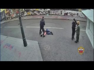 Неадекватный мужчина с ножом порезал двух человек у стены Виктора Цоя в Москве.
Оба пострадавших были госпитализированы: один с