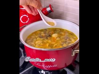 Грибной суп🍄  Ингредиенты: - шампиньоны - 500 гр - лук - 1 шт - картофель - 2 шт - морковь - 1 шт - соль - по вкусу  -... (видео)