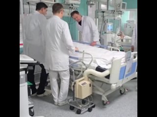 Глава Красногорска Дмитрий Волков навестил пострадавших при падении украинского БПЛА.  В Детском клиническом центре им.... (видео)