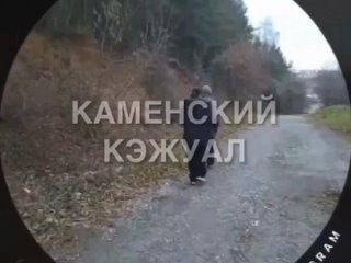 В Каменске-Уральском девочки-подростки ради развлечения напали на прохожего пенсионера. Все свои действия они сняли на... (видео)
