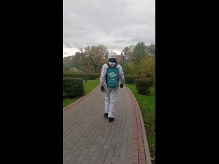 Жительница Кургана прислала видео, где космонавт с большим экраном на спине прохаживается по горсаду.  На рюкзаке... (видео)