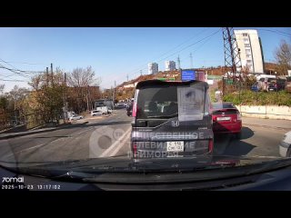 В районе Зелёного угла водитель решил не терять время в пробке и «объехать» прямо по встречной полосе.   Дурной пример... (видео)