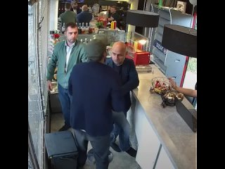 Жёсткий удар получил посетитель одинцовской кофейни «Шах Кофе». Мужчина зашел и сходу втащил гостю, но тут же начал... (видео)
