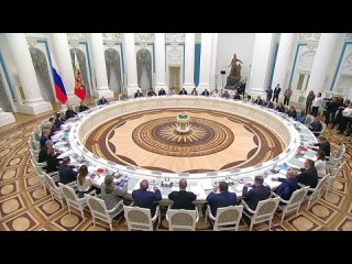 Государство должно поддерживать российские семьи, а не идти по пути некоторых стран, где мигрантами замещают население... (видео)