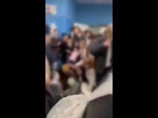 В школе № 548 случилась давка в раздевалке, в результате чего несколько учащихся получили травмы.  По утрам у входа в... (видео)