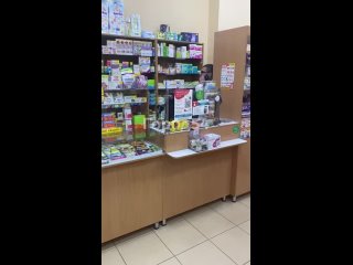 В Новосибирске фармацевт прятался под прилавком, отказываясь продавать детский спрей    В аптеке «Едельвейс» на... (видео)