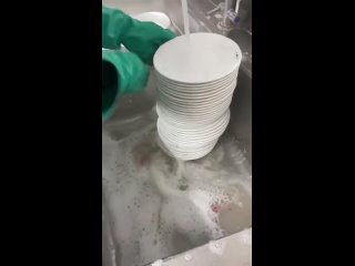 Если жирную посуду складывать друг на друга то дно какбэ тоже мыть надо. А если только пыль смыть, то много лишних... - Просто Йурра
