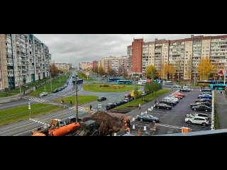 Площадь Сикорского упал провод на автобус. (видео)