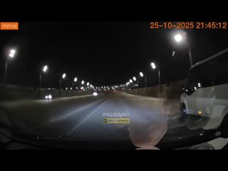 Пишет наша подписчица:  "Ехали по Бугринскому мосту, никого не трогали. Сзади подъехал автомобиль и начал моргать,... (видео)