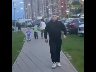 Вечерняя прогулка молодого человека до магазина приняла неожиданный оборот. Проходя мимо шумной компании, он... (видео)