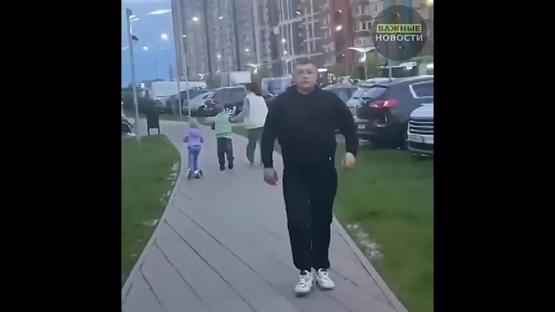 Вечерняя прогулка молодого человека до магазина приняла неожиданный оборот. Проходя мимо шумной компании, он... (видео)