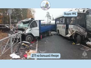 Пассажиры вылетели в окна при столкновении автобуса и «Газели» в Ломоносовском районе    На трассе в Ломоносовском... (видео)