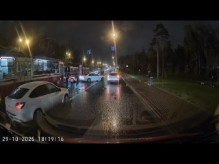 ДТП на развороте Поклонной горы. Энгельса, 98. Консилиум из вагоновожатых и виновников ДТП решал дилемму: разъехаться... (видео)