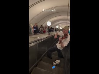 Отличный способ поднять настроение показал музыкант в метро (видео)