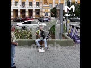 Пока ты ноешь, что нет деняк, два школьника из Читы два месяца играли в центре города на аккордеоне, чтобы накопить... (видео)