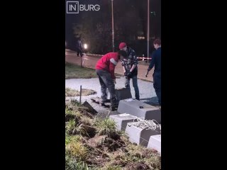 ⌨️Памятник клавиатуре вернулся на законное место  Прямо сейчас легендарный арт-объект устанавливают на набережной... (видео)