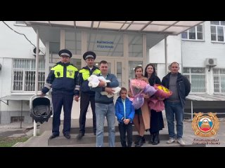 В Ростове гаишники помогли семье доехать до роддома.   В Ростове-на-Дону полицейские помогли мужчине и его жене,... (видео)