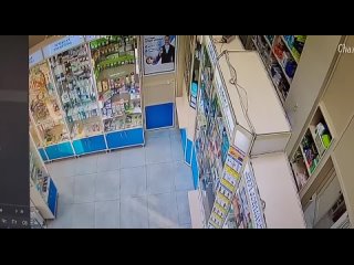 Неадекват с ножом "охотился" за женщинами на Ультрамариновой улице. Две дамы, 30 лет 31 года, пострадали от него 30... (видео)