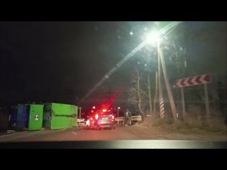 Порошкино. Грузовик лежит, пробка в обе стороны стоит. (видео)