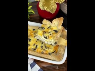 Пирог с курицей и грибами😍  Ингредиенты: - куриное филе - 550 гр - грибы - 250 гр - лук - 1 шт - слоеное бездрожжевое... (видео)